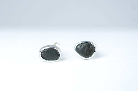 Black stone stud earrings. "Mini"