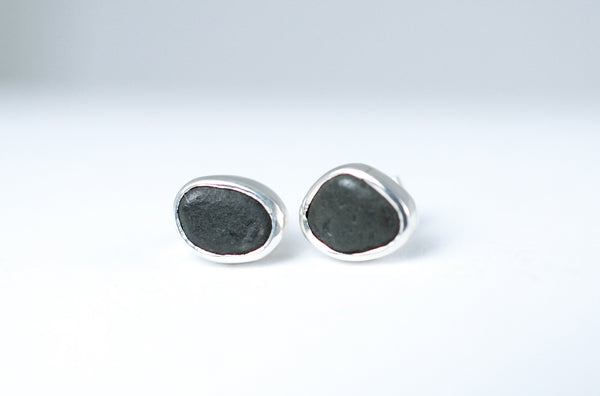 Black stone stud earrings. "Mini"