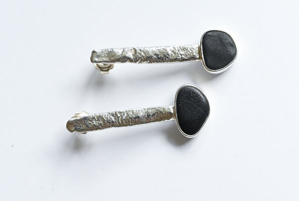 Dangling beach pebble silver earrings. Black stone jewellery.