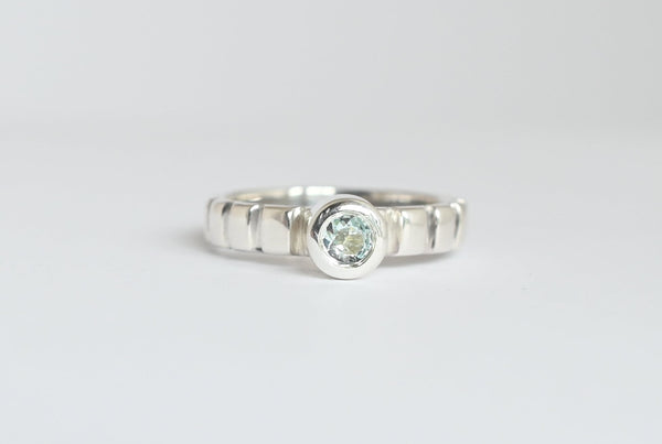 Vertical line silver band ring with aquamarine