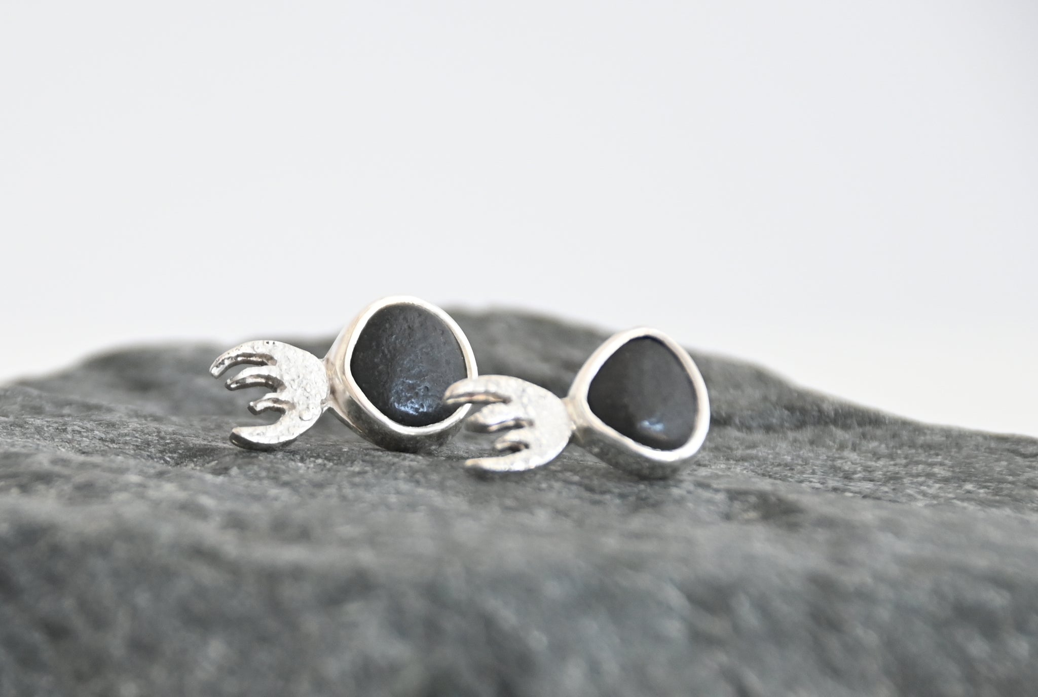 Pair of jellyfish silver earrings with black seashore stones 