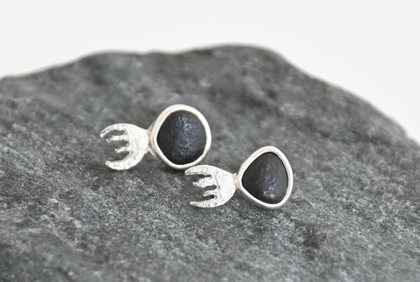 Pair of jellyfish silver earrings with black seashore stones 