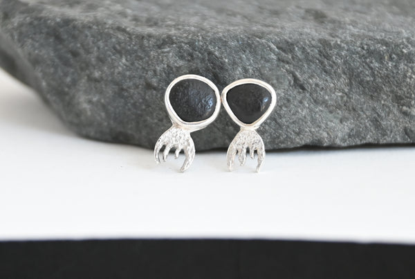 Pair of jellyfish silver earrings with black seashore stones 