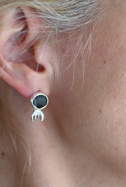 Pair of jellyfish silver earrings with black seashore stones 