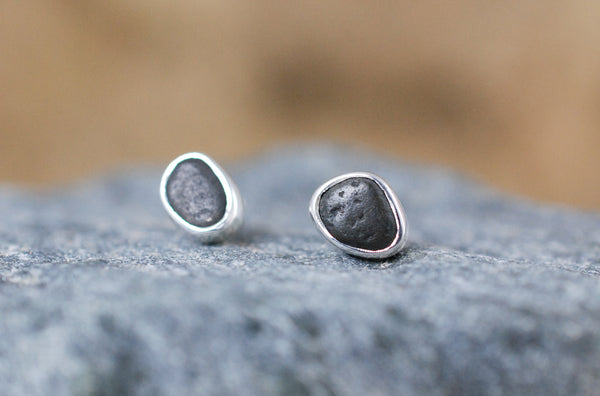 Black stone stud earrings. "Mini"