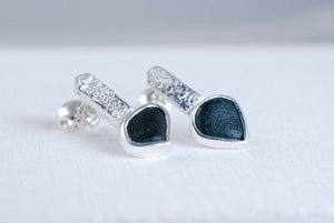 Black stone silver earrings. Pointer.