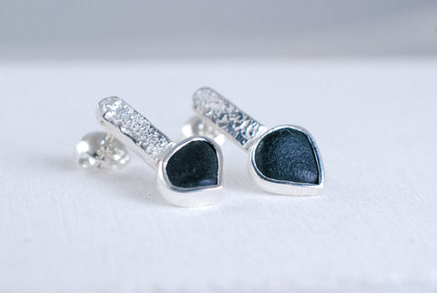 Black stone silver earrings. Pointer.
